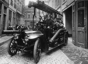 De eerste brandweerauto aan de Annstraat, 1909 (Het Utrechts Archief)