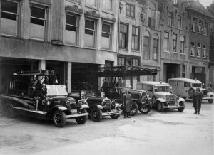 Brandweerauto's en ambulances aan de Korte Minrebroederstraat, 1940 (Het Utrechts Archief)