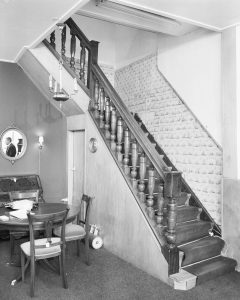 Interieur met de 17e-eeuws trap in 1966 (Rijksdienst voor het Cultureel Erfgoed)