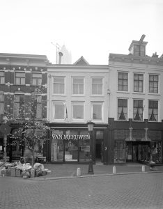 Het pand in 1982 met Van Meeuwen Perzische tapijten (Het Utrechts Archief)