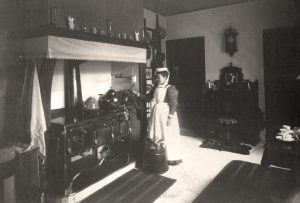 Dienstbode van Catharina van Ewijck in de keuken (Het Utrechts Archief)
