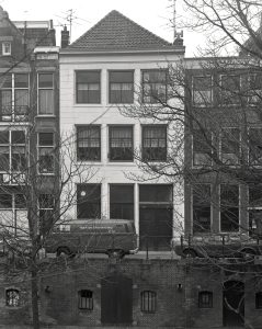 De afgesmeerde gevel, zonder kantelen, voor de restauratie (Het Utrechts Archief)