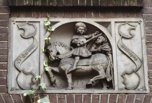 Gevelsteen met Sint Maarten en de bedelaar, boven de ingang Domplein 14 (H. Verschuur, Het Utrechts Archief)