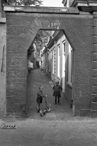 Spelende kinderen in de steeg, 1968 (Het Utrechts Archief)